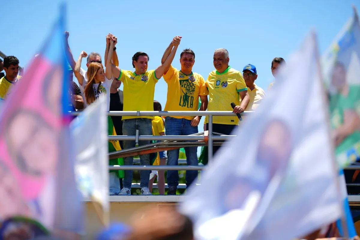 Flávio Bolsonaro tenta reeditar motociatas do pai, mas expõe rachas do bolsonarismo em Sergipe