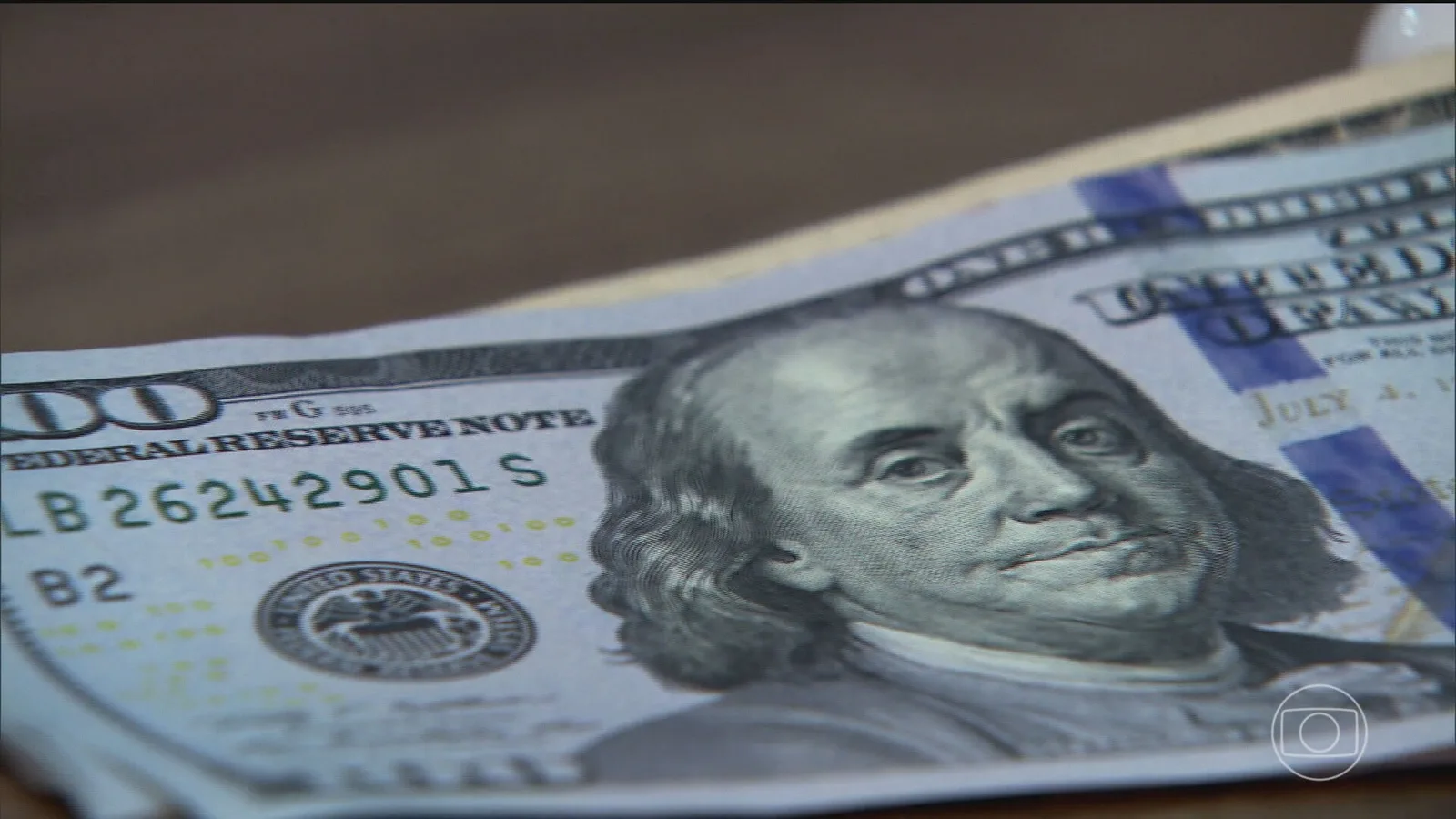 Dólar sobe na abertura, enquanto petróleo recua e mercado acompanha eleição