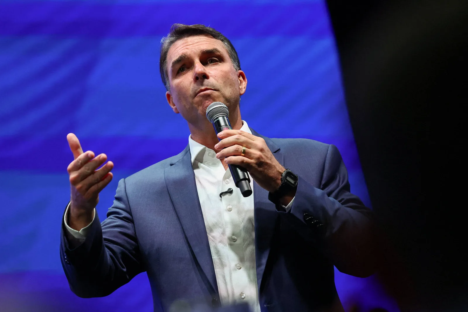 Flávio Bolsonaro confirma presença em debate da Band no domingo