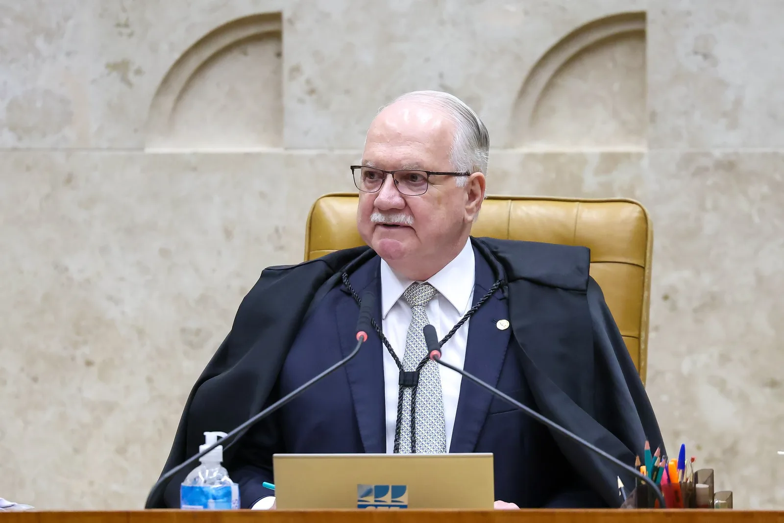 Fachin é pressionado a conter disputa entre alas de Moraes e Mendonça