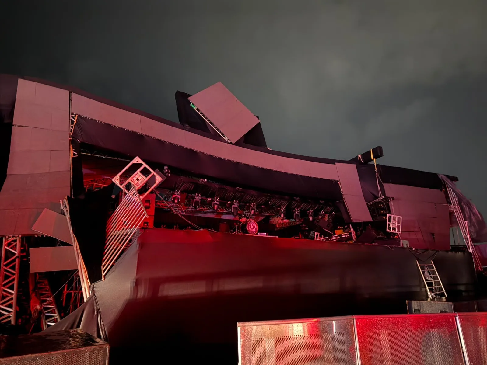 Palco desaba durante temporal e deixa cinco feridos em evento de Patos de Minas