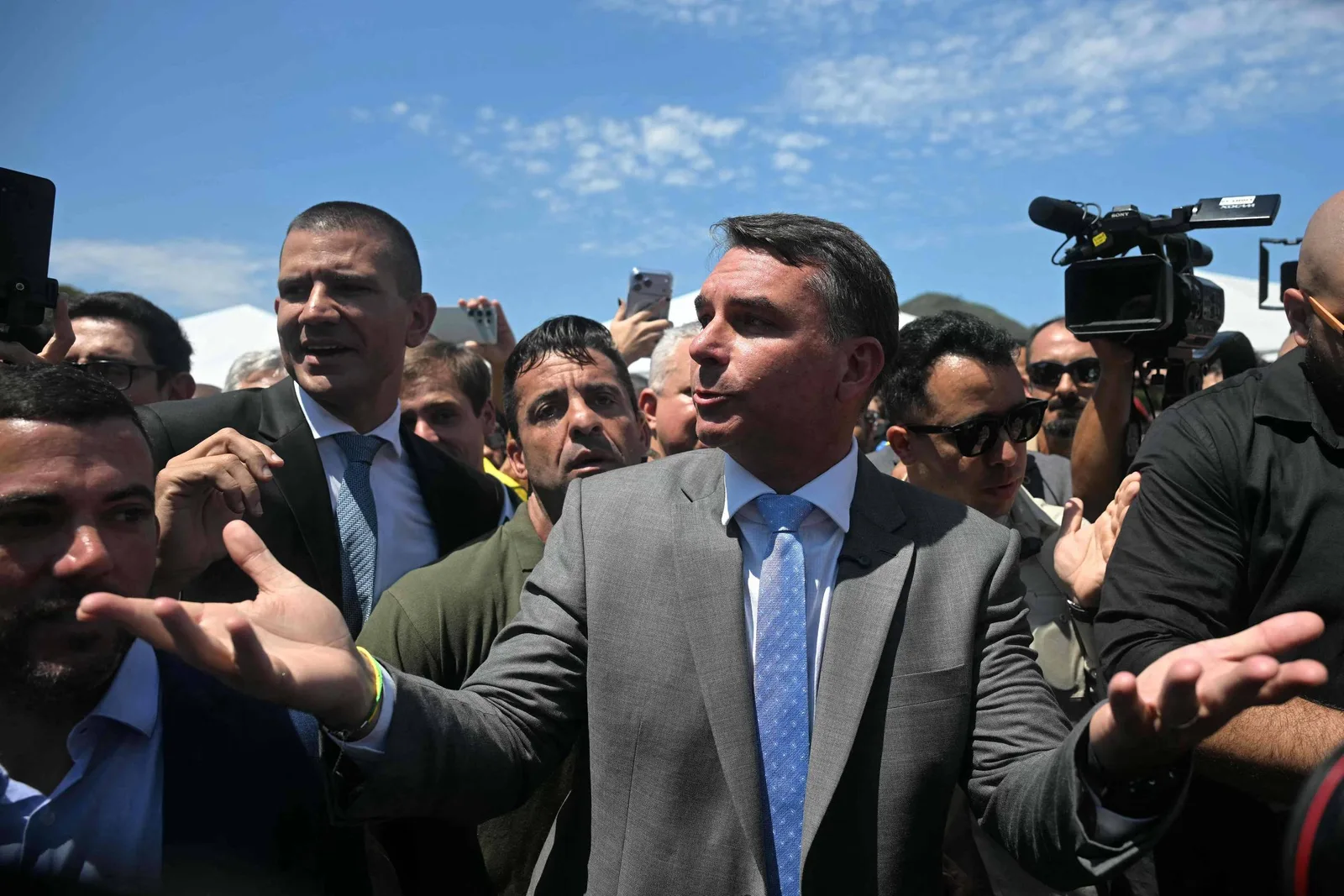 Campanha de Flávio tenta atribuir fim das bets à pressão sobre Lula