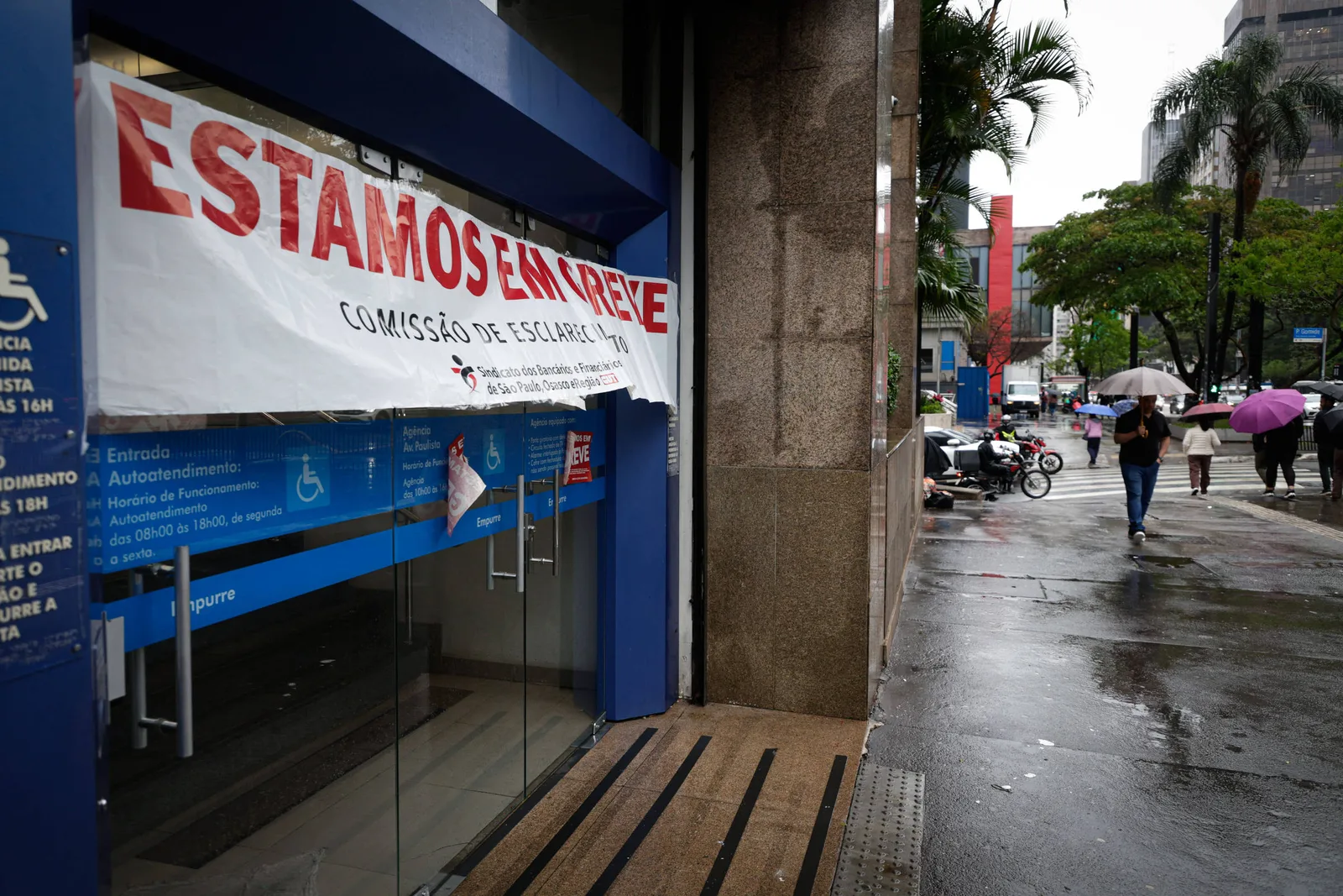 Empregados rejeitam proposta da Caixa e mantêm greve nacional