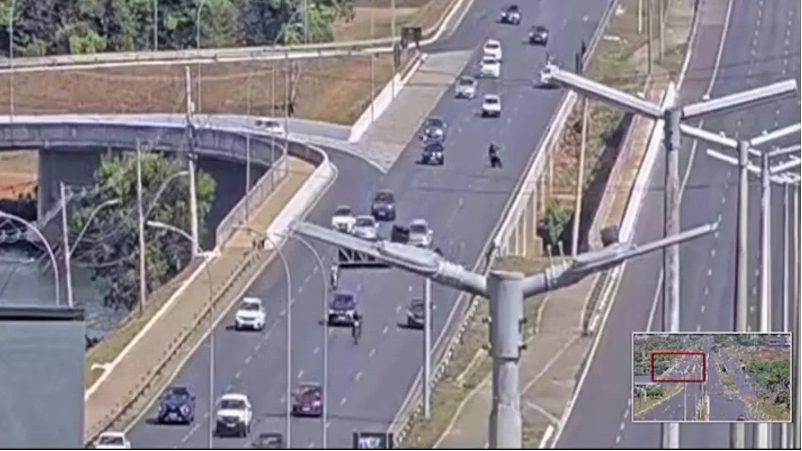 Motociclista morre após cair no Lago Paranoá com o filho