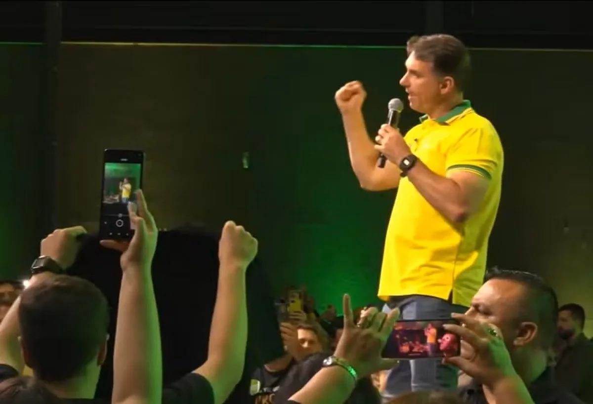 Flávio Bolsonaro critica reajuste do Bolsa Família e promete corte de gastos