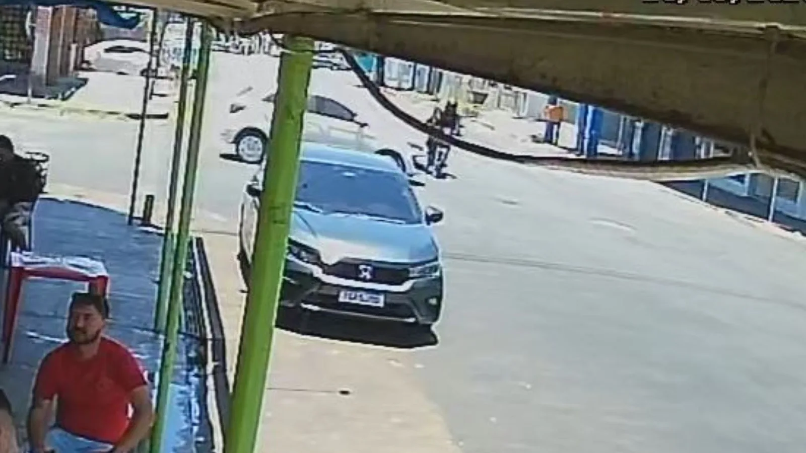Colisão no Centro de Macapá deixa entregador e motorista feridos