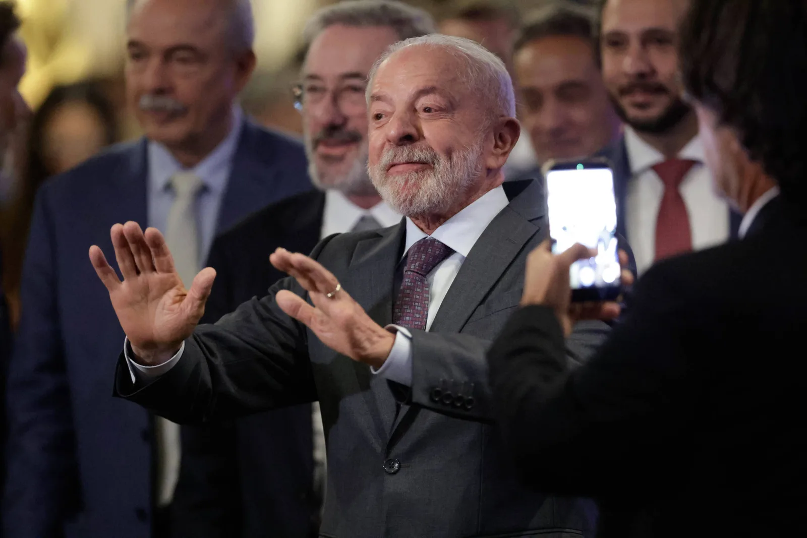 Lula cobra controle das contas e propõe discutir mandatos para ministros do STF