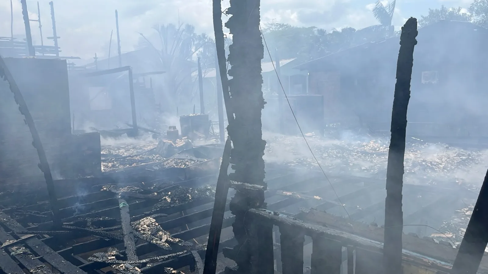 Incêndio deixa 60 pessoas desalojadas em Santana, no Amapá