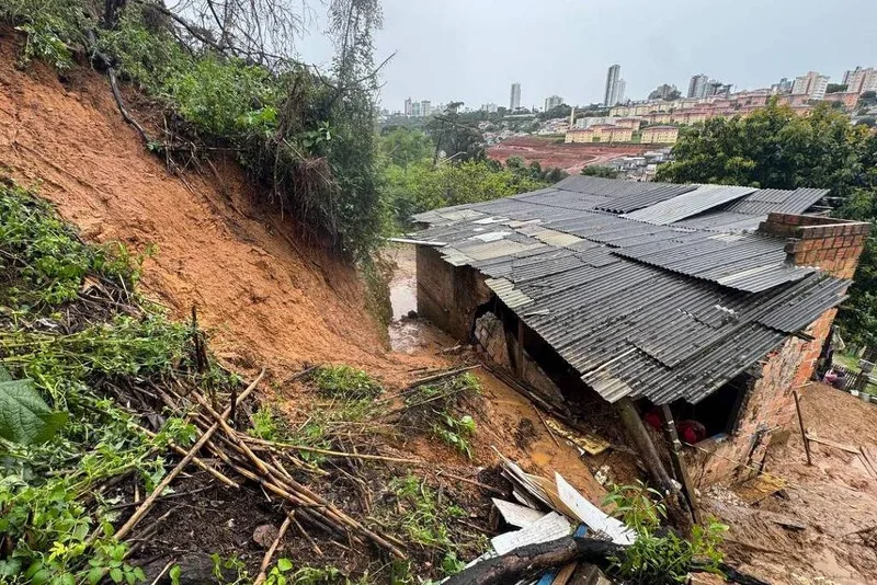 Temporal deixa três mortos e provoca dois tornados no Paraná