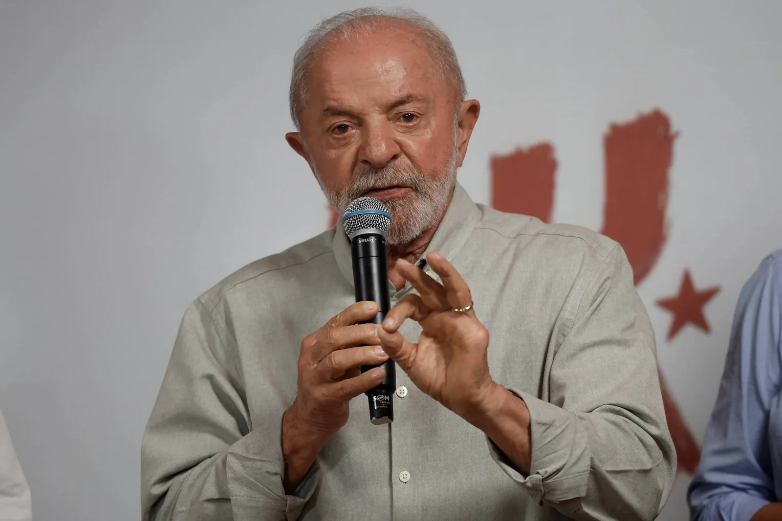 Lula diz que vai buscar votos após pesquisa apontar vantagem de Flávio