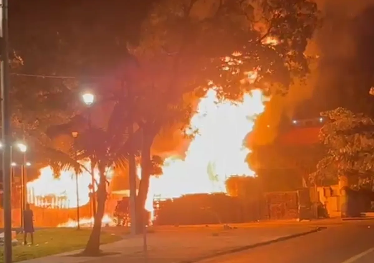 Fogo em depósito de madeira interrompe energia de maternidade no Recife
