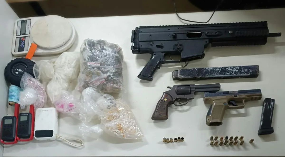 Polícia apreende submetralhadora, pistola e revólver após confronto em Areia Branca