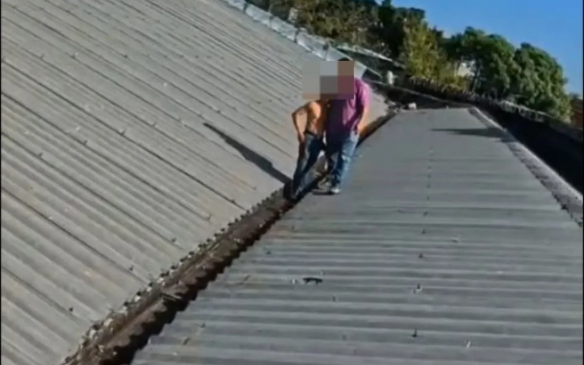 Trabalhador é resgatado após choque em telhado de empresa em Manaus