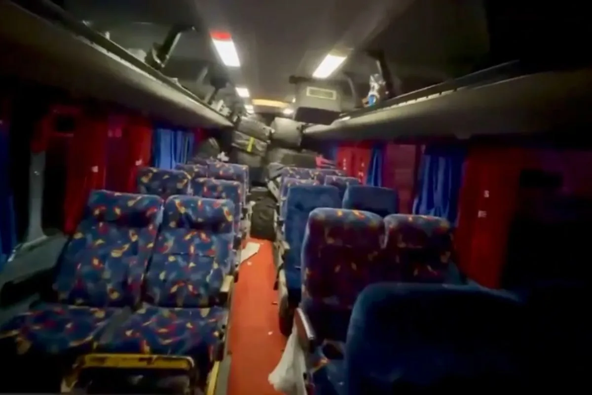 Ônibus sem autorização levava 22 passageiros sobre caixas de cigarros no Paraná
