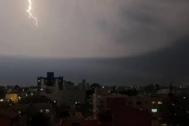 Frente fria traz tempestades ao Sul e Sudeste e derruba temperaturas