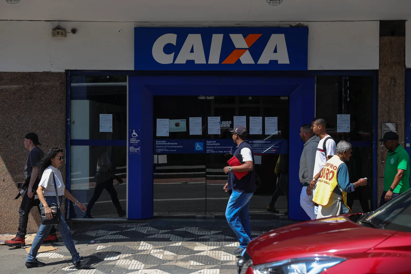 Agências da Caixa reabrem após decisão do TST sobre greve dos bancários