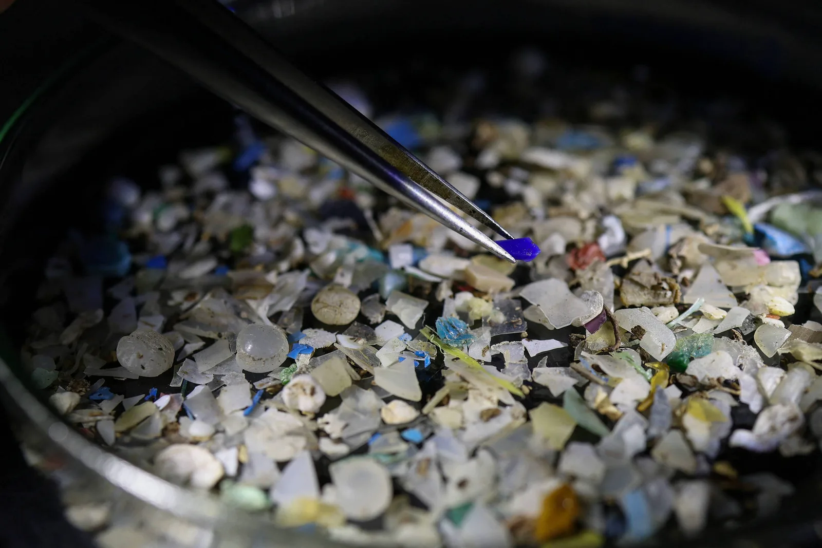 Microplásticos aparecem em ambientes internos e podem se concentrar mais que fora