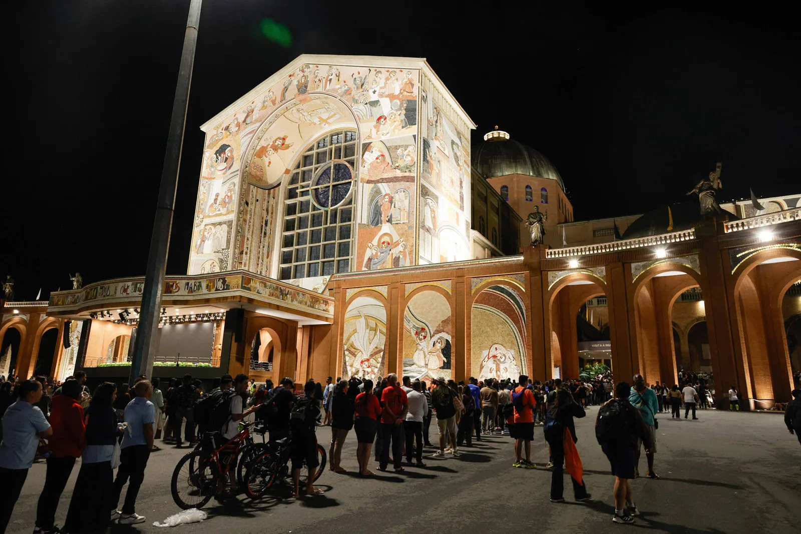 Chuva e longas filas marcam visita à imagem de Nossa Senhora Aparecida