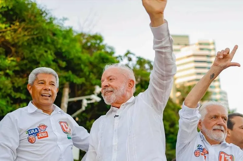 Lula critica Flávio Bolsonaro e pede voto casado com Jerônimo na Bahia