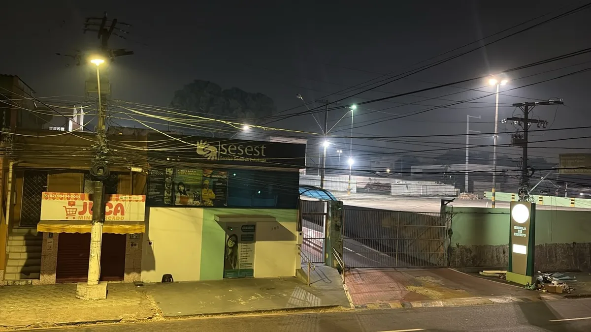 Fumaça deixa qualidade do ar péssima em bairros de Manaus durante a madrugada