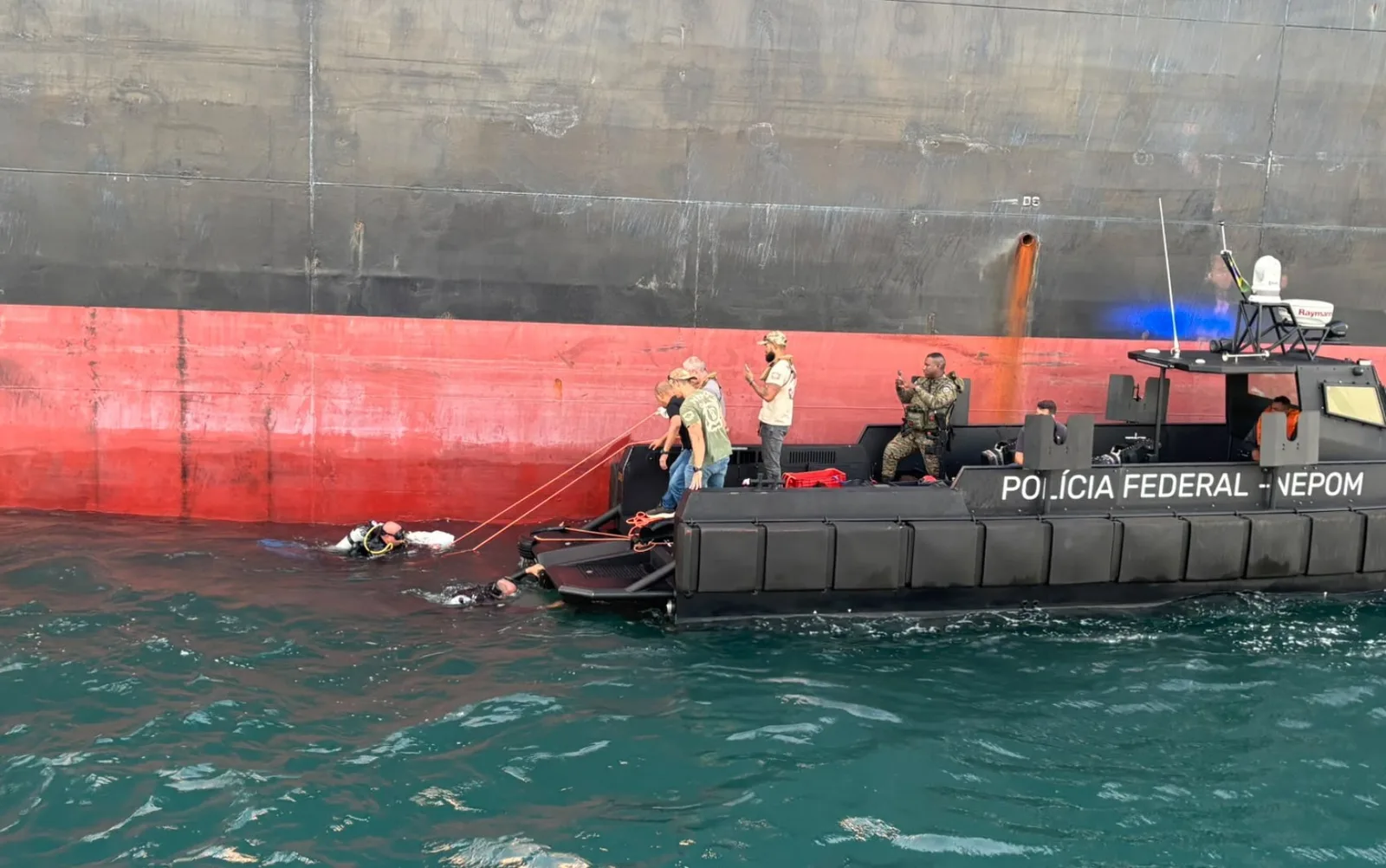 Drogas são retiradas de compartimento submerso de navio em Salvador