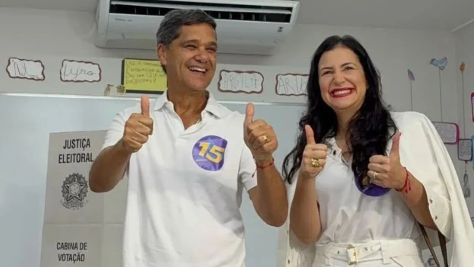 Ricardo Ferraço vota em Vitória ao lado da esposa e de Renato Casagrande