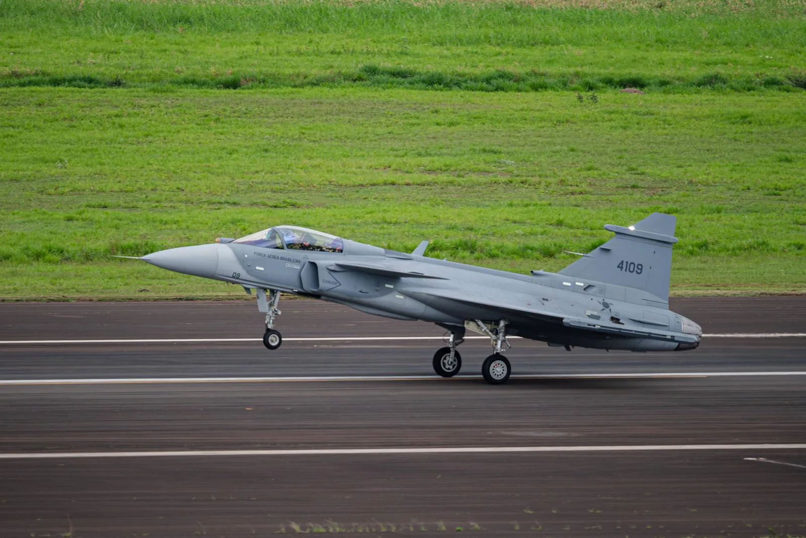 ADRs da Embraer avançam após voo inaugural de caça Gripen produzido no Brasil