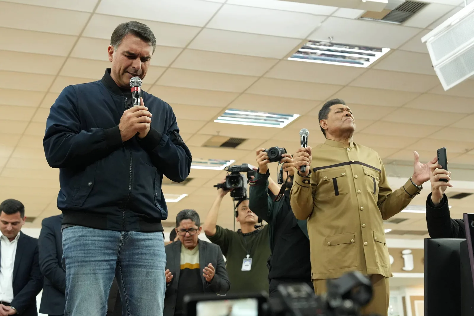 Flávio Bolsonaro participa de culto em São Paulo ao lado de Tarcísio