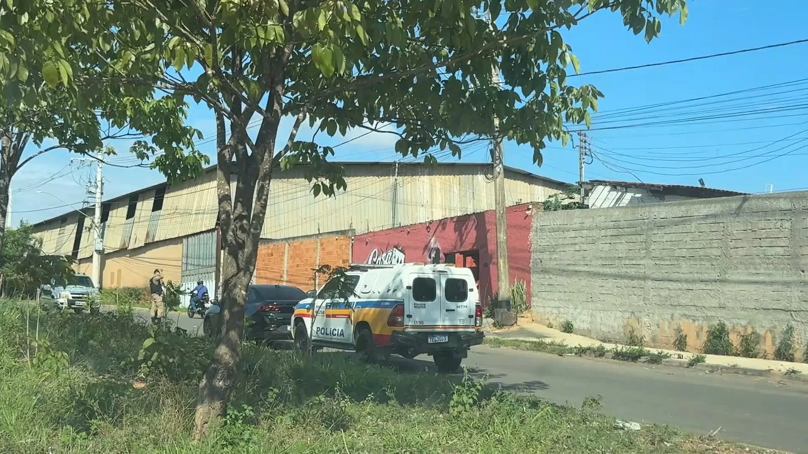 Homem é encontrado morto após disparos em estabelecimento comercial