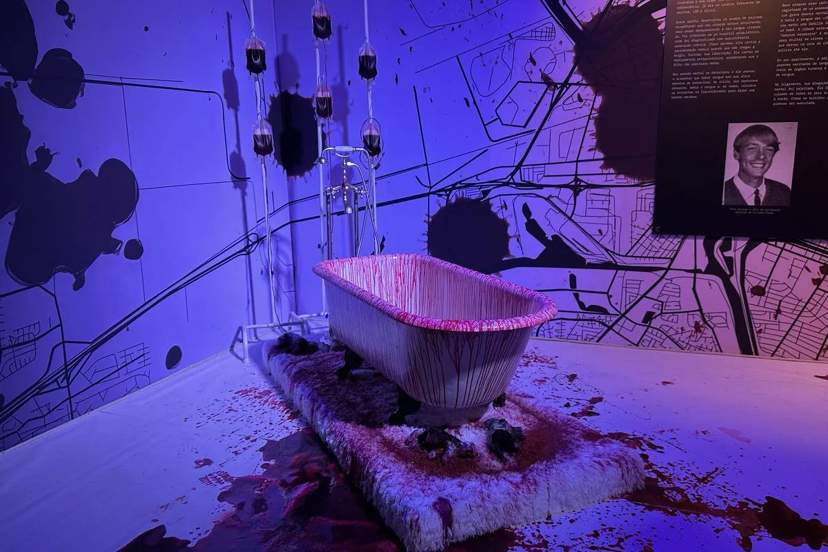 Exposição em São Paulo recria crimes e oferece fotos temáticas aos visitantes