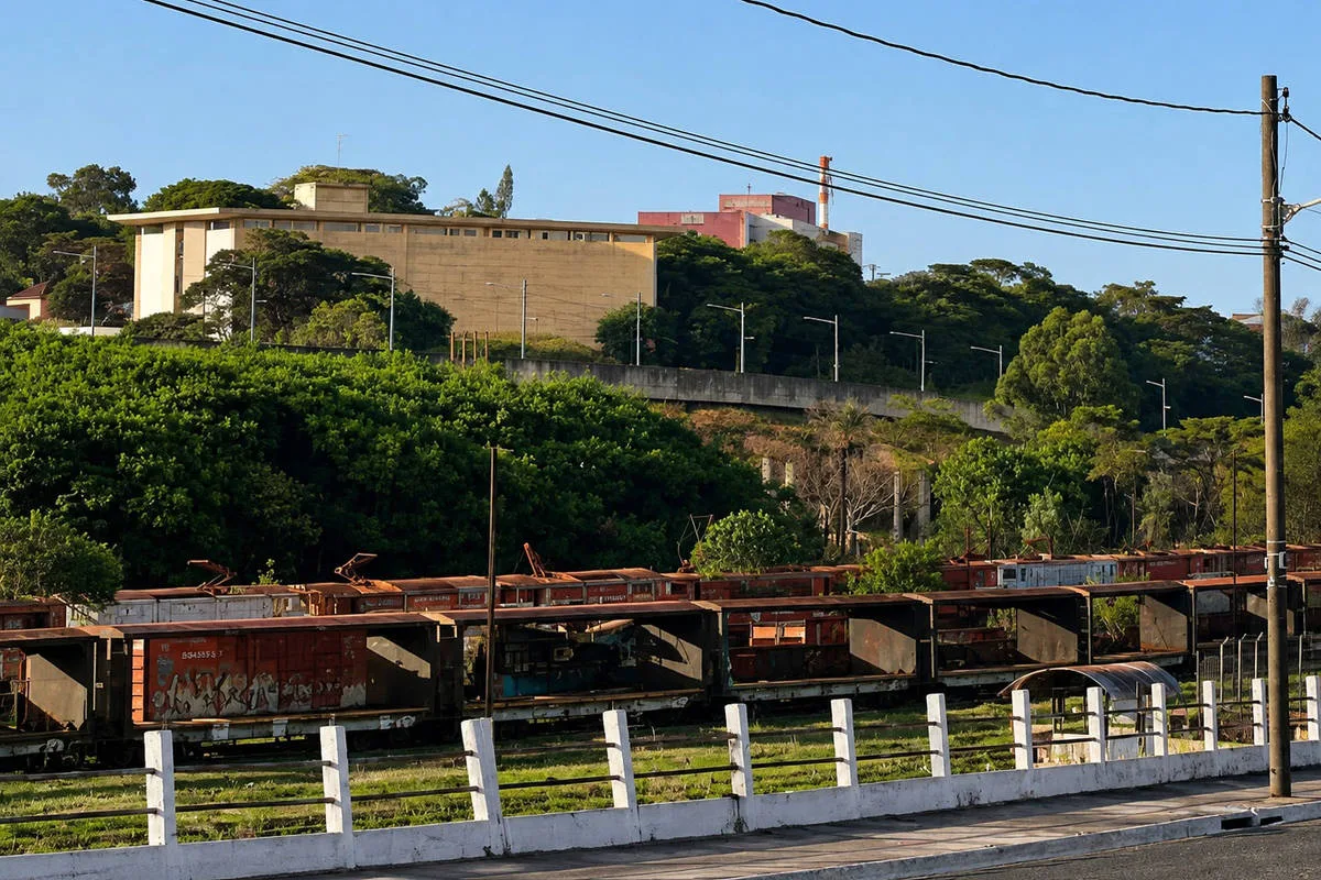 Polícias acompanham retirada de moradores de vagões ocupados em Bauru