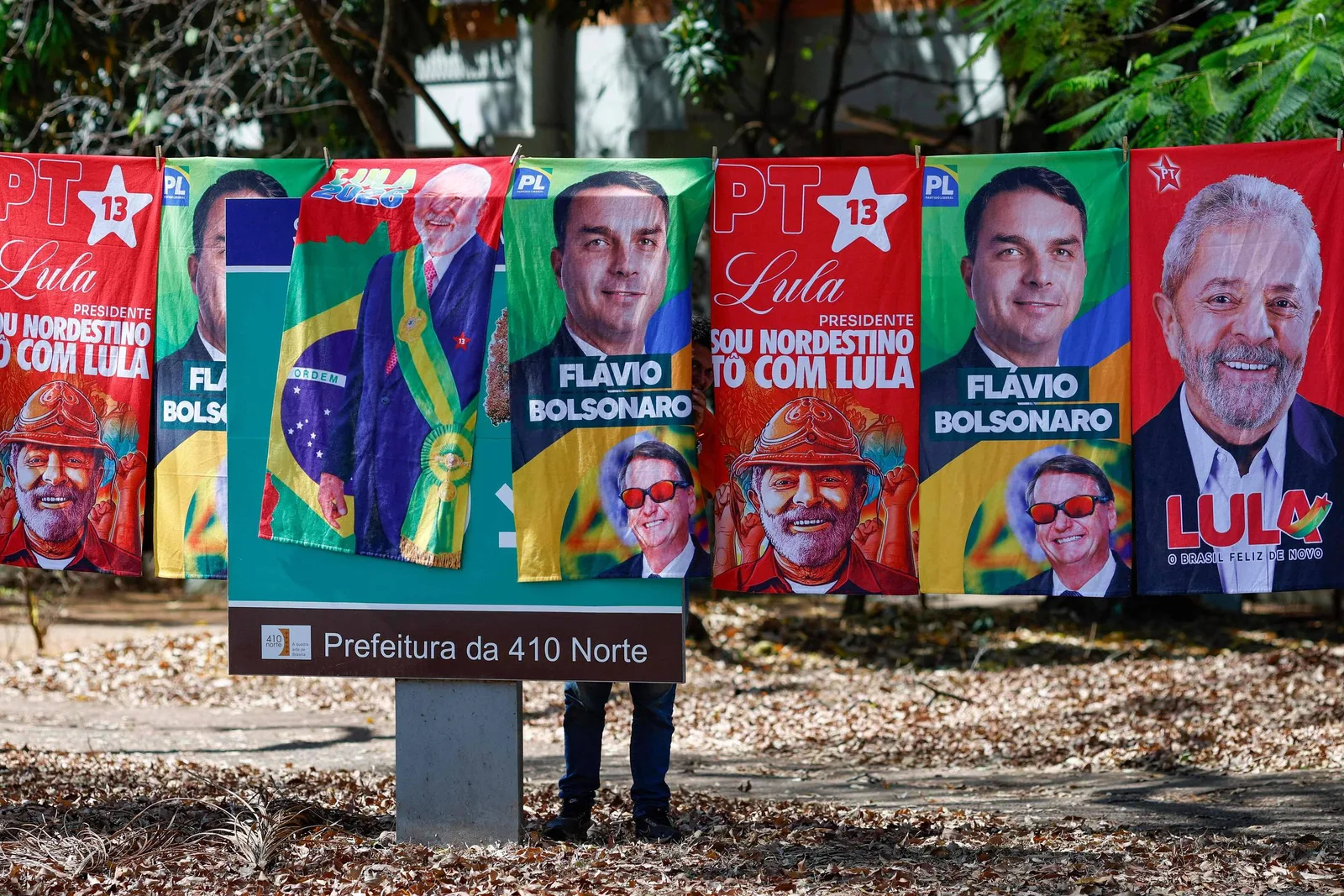 Pesquisa mostra Lula à frente no 1º turno, mas empate com Flávio no 2º