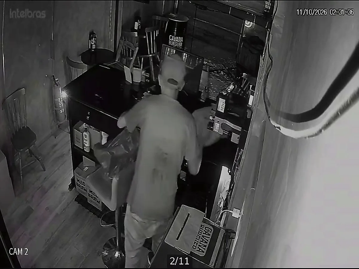 Câmeras registram furto em hamburgueria de Teresópolis durante a madrugada
