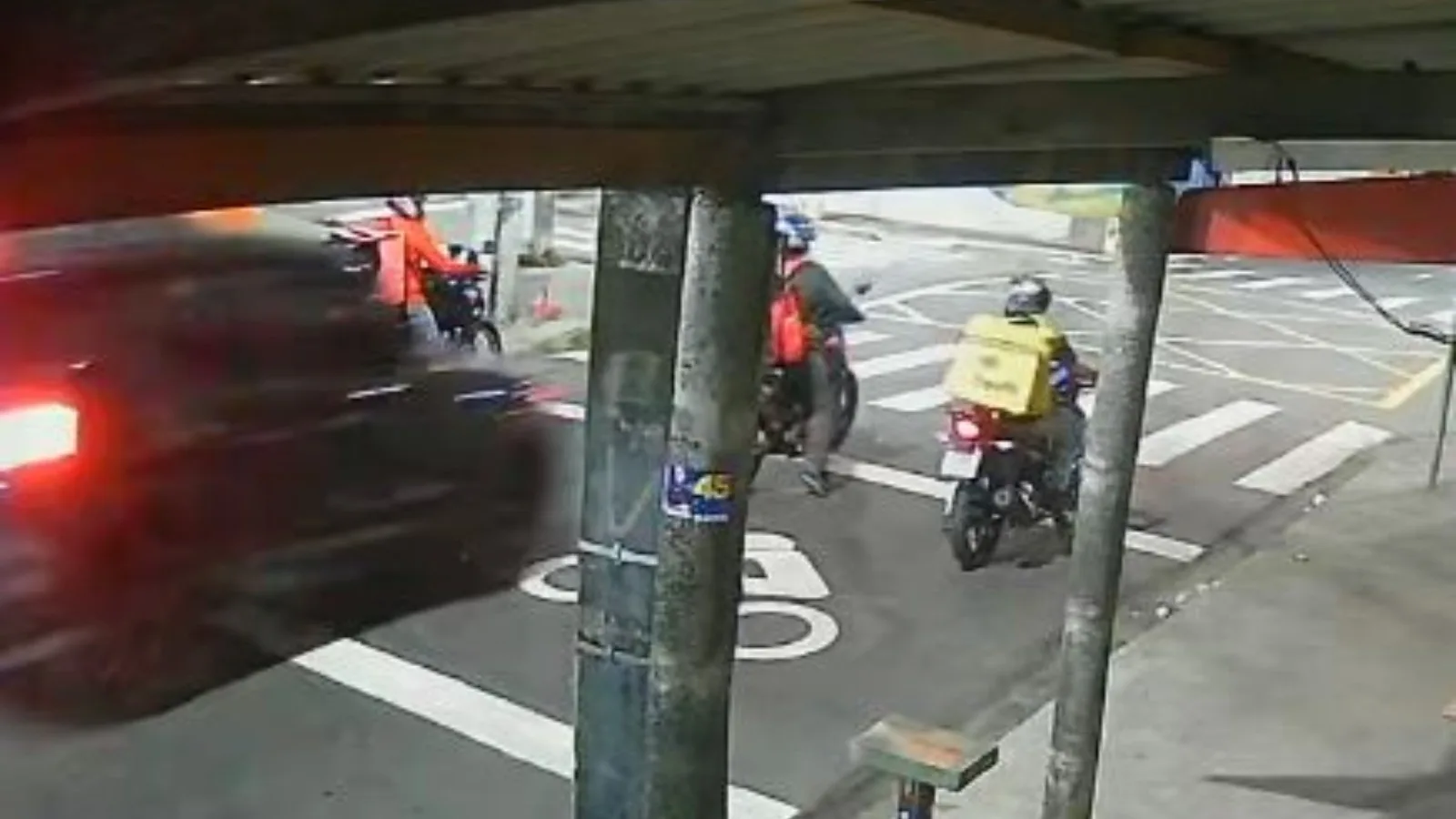 Motorista é preso por atingir motociclista parado em semáforo em Fortaleza