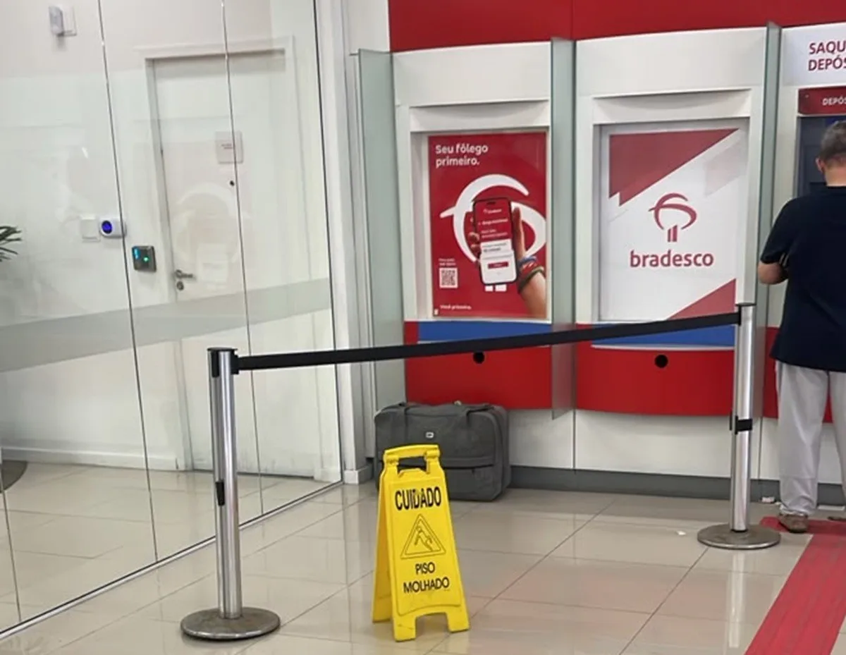 Mala deixada em banco leva PM a isolar área em Joinville