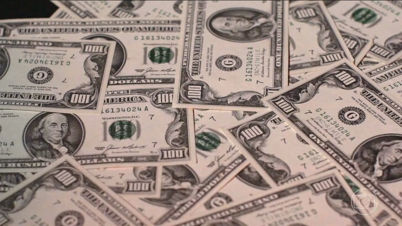 Dólar recua com inflação dos EUA e dados fiscais do Brasil no radar
