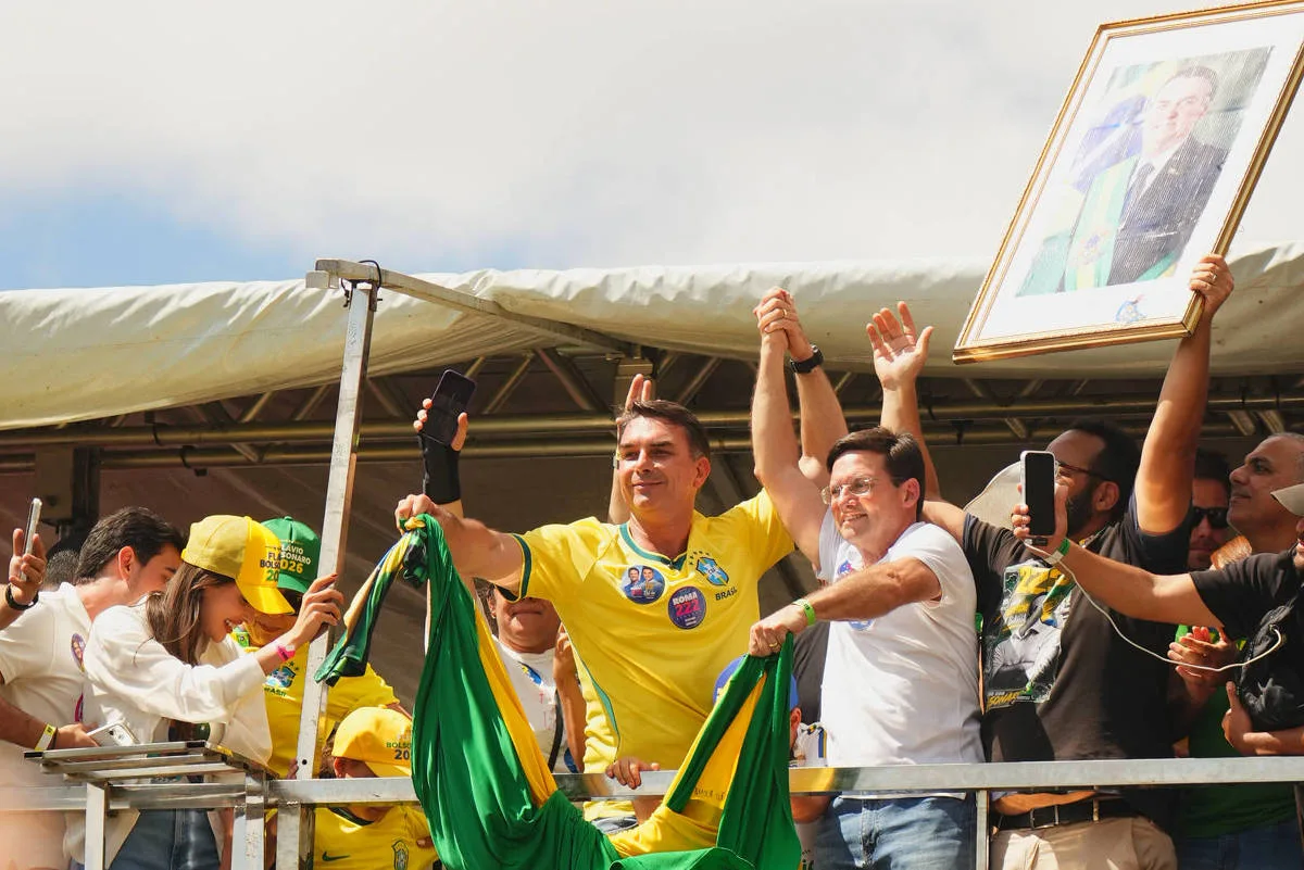 Flávio Bolsonaro anuncia cadastro de fiscais para acompanhar urnas na eleição