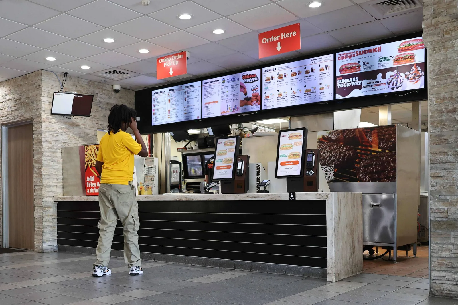 TRT-2 mantém indenização de R$ 20 mil por uniforme inadequado no Burger King