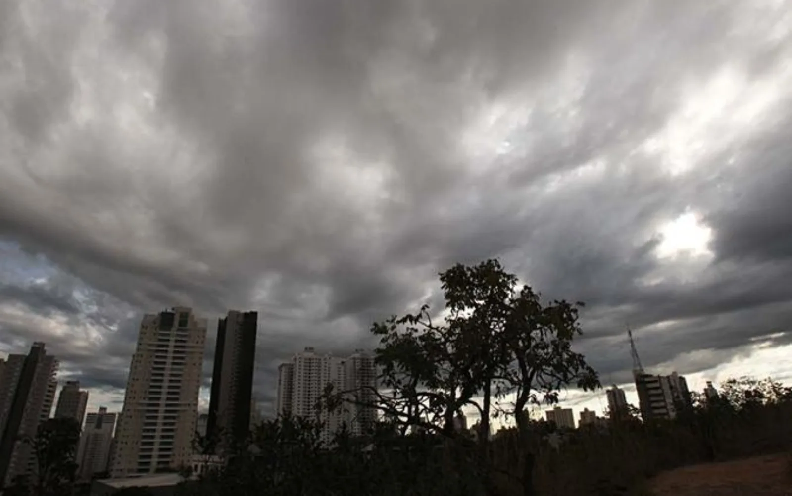 Prefeitura de Goiânia alerta para riscos durante chuvas desta terça-feira