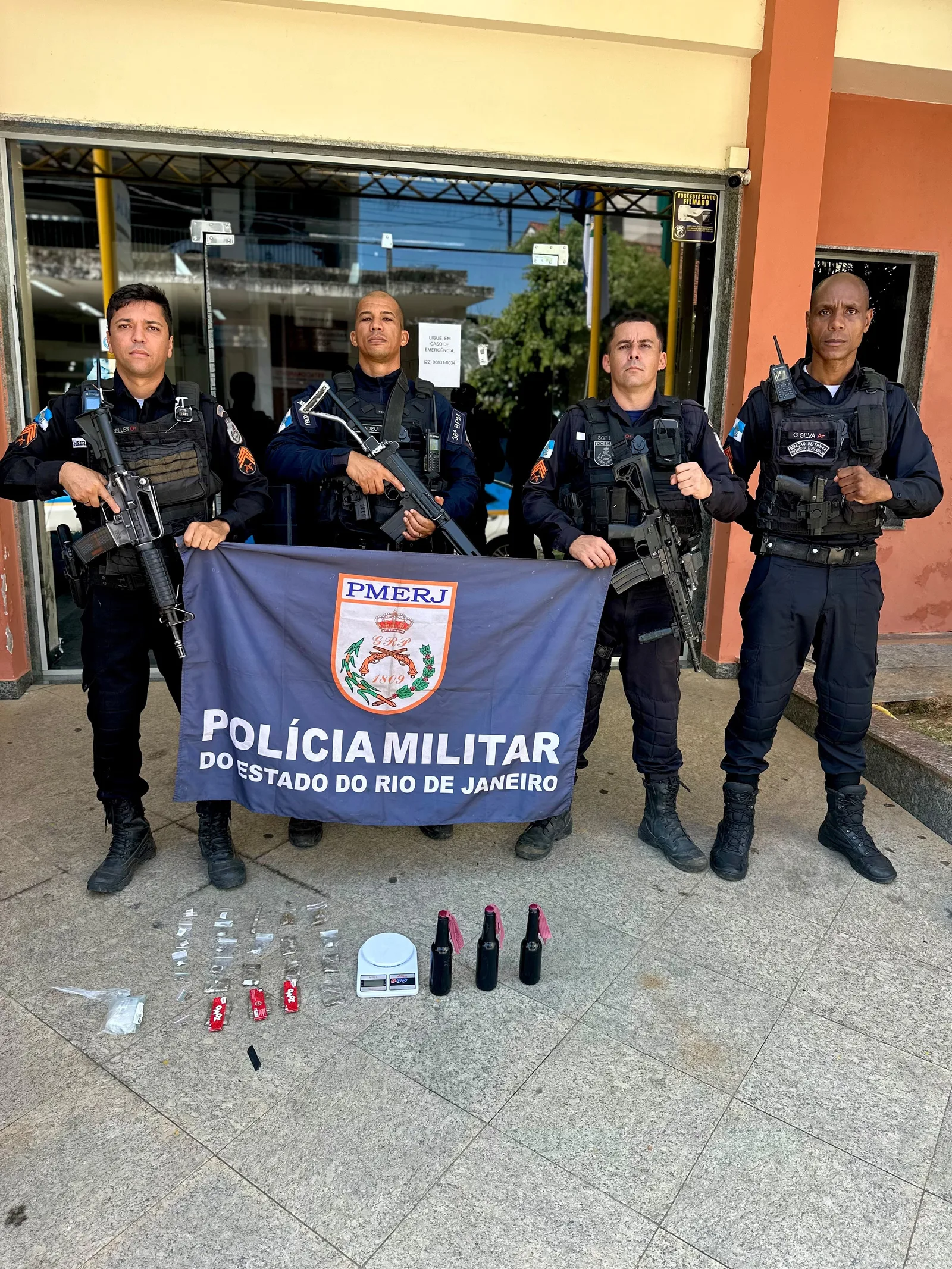 Polícia apreende molotov, maconha e haxixe em casa abandonada no RJ