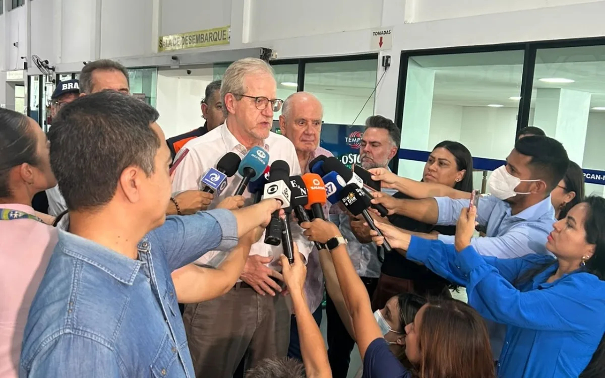 Sobrevoo aponta focos em floresta preservada no Amazonas, diz ministro