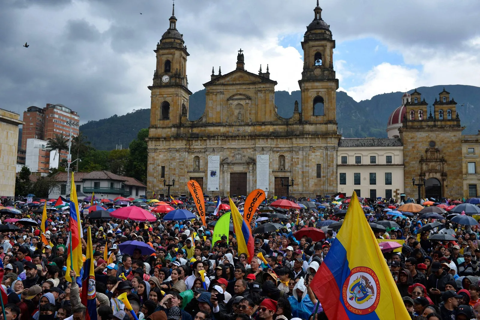 Protestos reúnem oposição contra medidas de Espriella na Colômbia