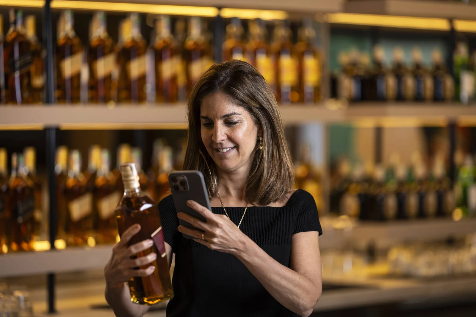 Diageo lança selo com inteligência artificial para verificar garrafas de destilados