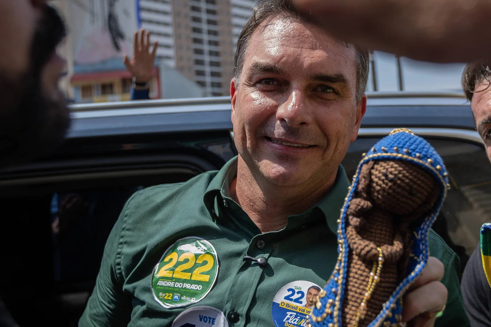 Promessa de Flávio Bolsonaro transforma fé em disputa eleitoral, diz análise