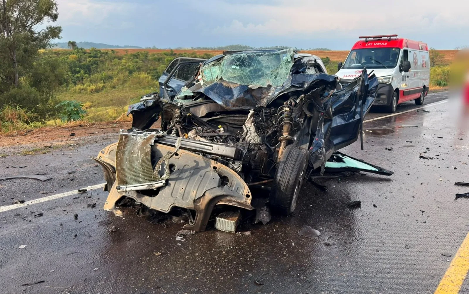 Três pessoas morrem após carro invadir pista contrária em Guaxupé
