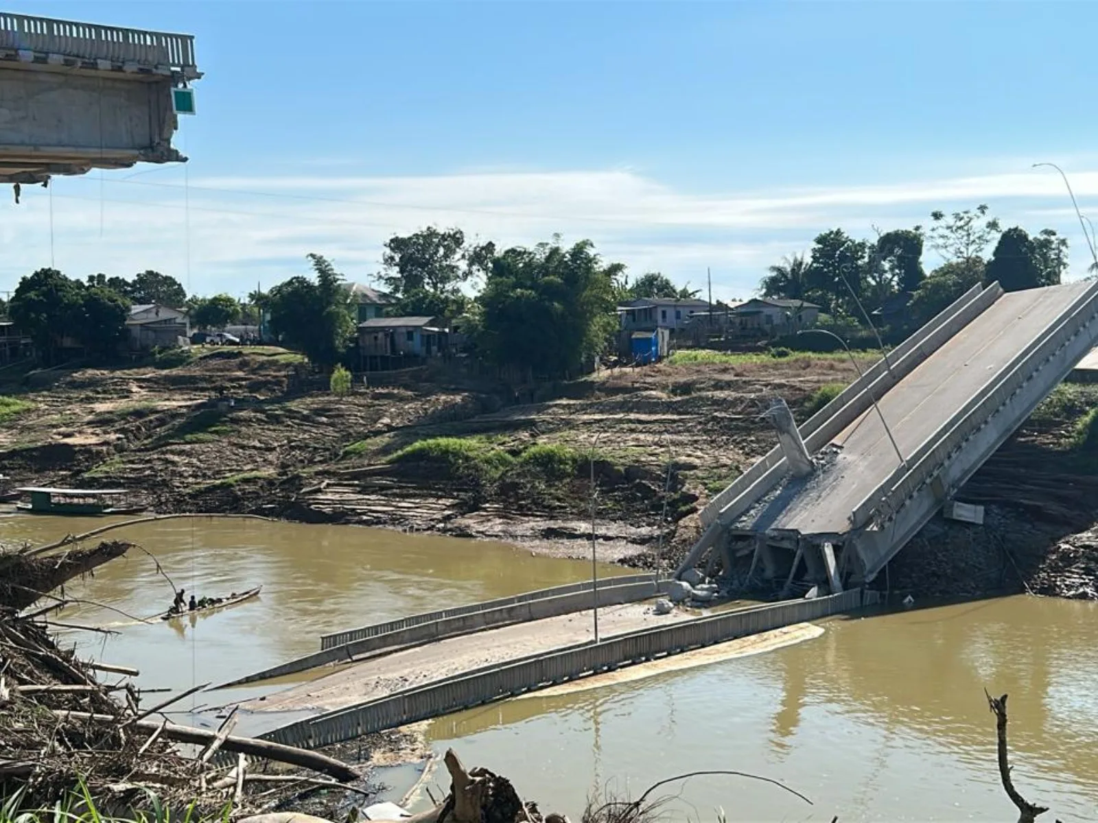 Escombros de ponte continuam no Rio Iaco três meses após desabamento no Acre