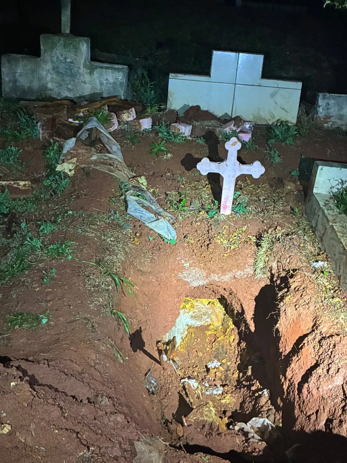 Homem é preso após retirar ossada de sepultura em Poá
