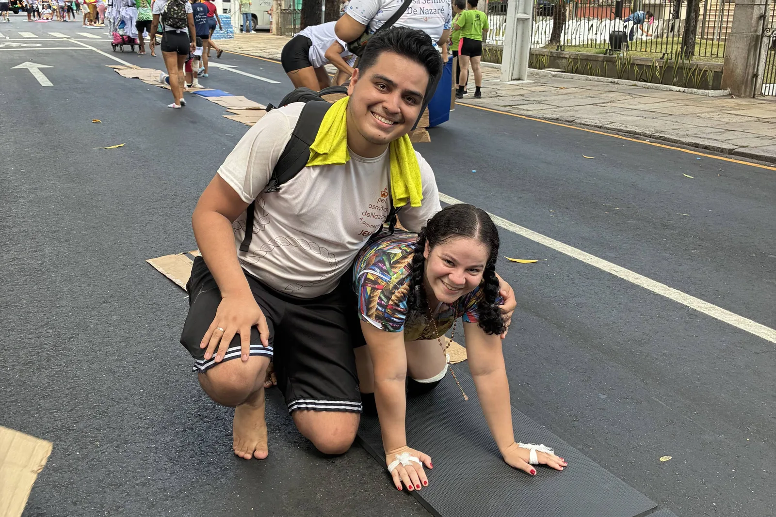 Devotos percorrem três quilômetros de joelhos no Círio de Nazaré