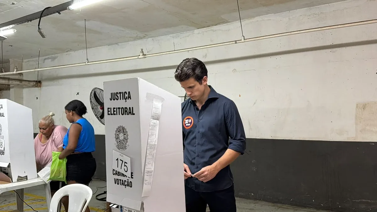André Marinho critica política tradicional após votar no Rio de Janeiro