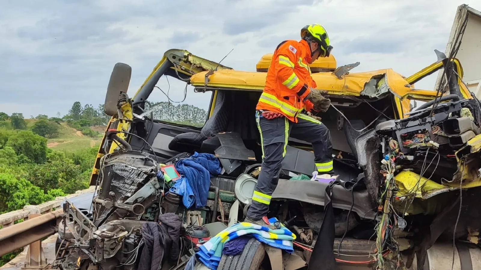 Motorista morre em colisão entre carreta e caminhão na BR-365, em Patos de Minas